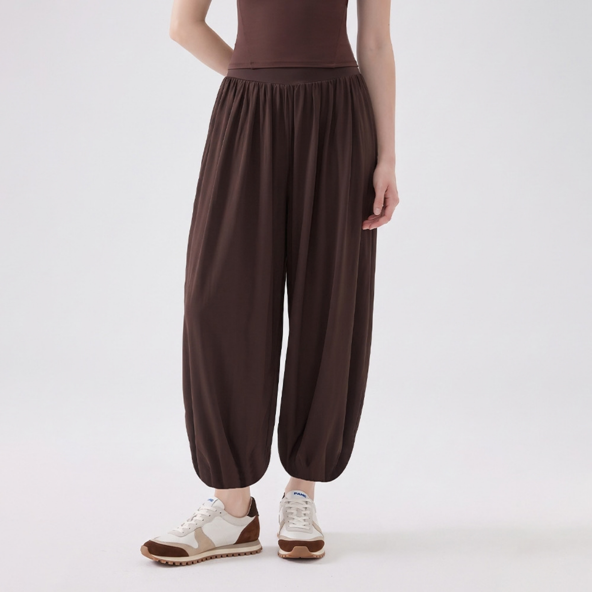 LEANY ハイウエスト ギャザー バルーンパンツ brown 着用イメージ