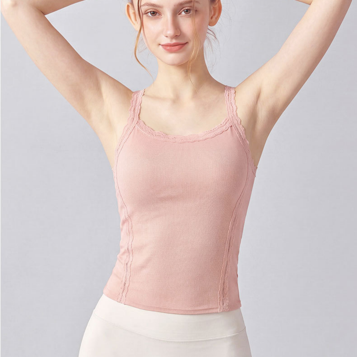 レースホルター オープンバック カップイントップス pink 両腕を上げた正面着用、肩まわりのデザイン
