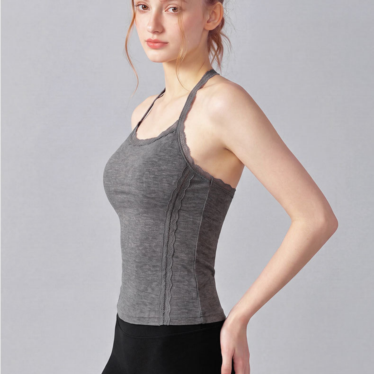 レースホルター オープンバック カップイントップス gray 斜め前からの着用、身体に沿うシルエット