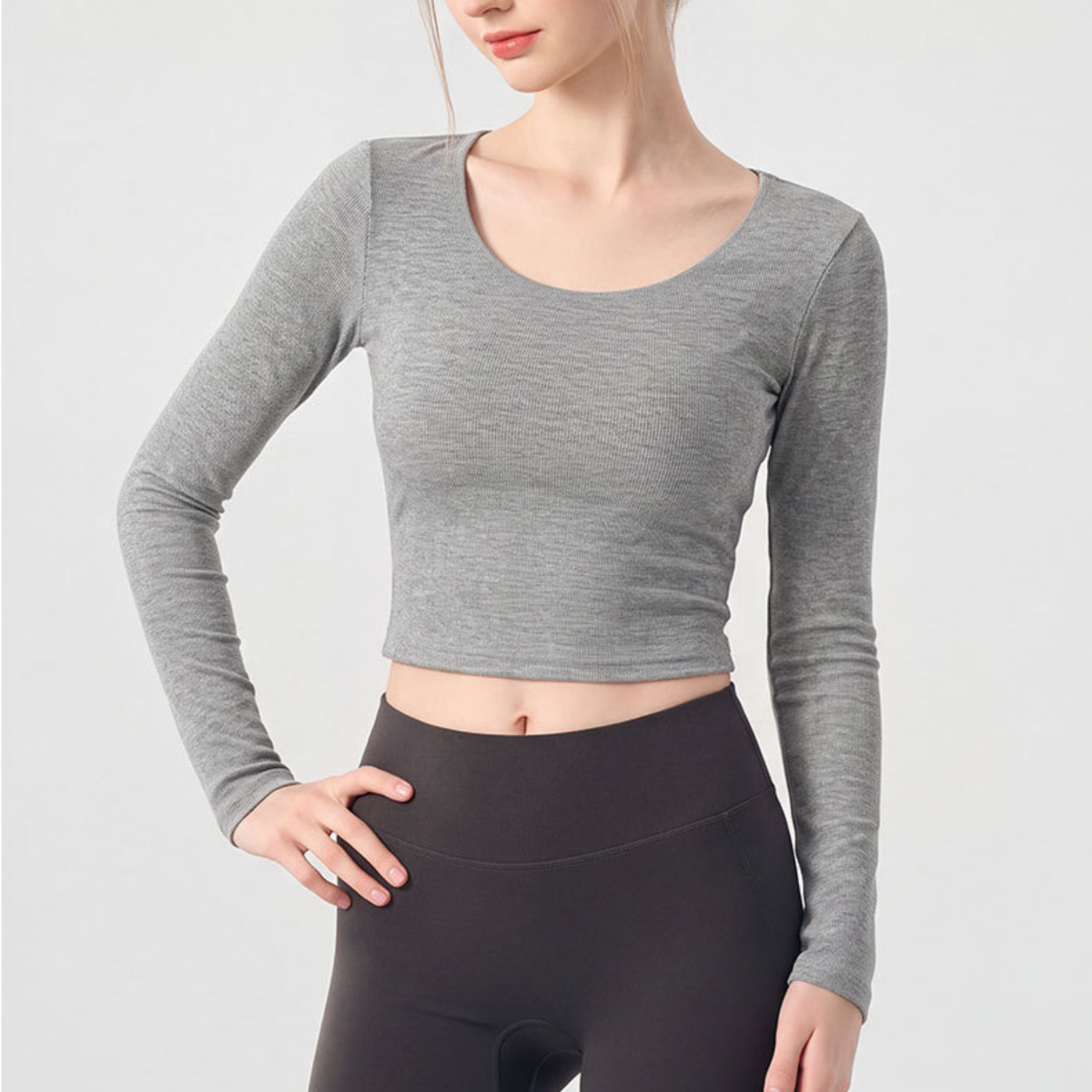 LEANY レースバック Uネック カップインロングスリーブトップス gray 正面斜めの着用イメージ