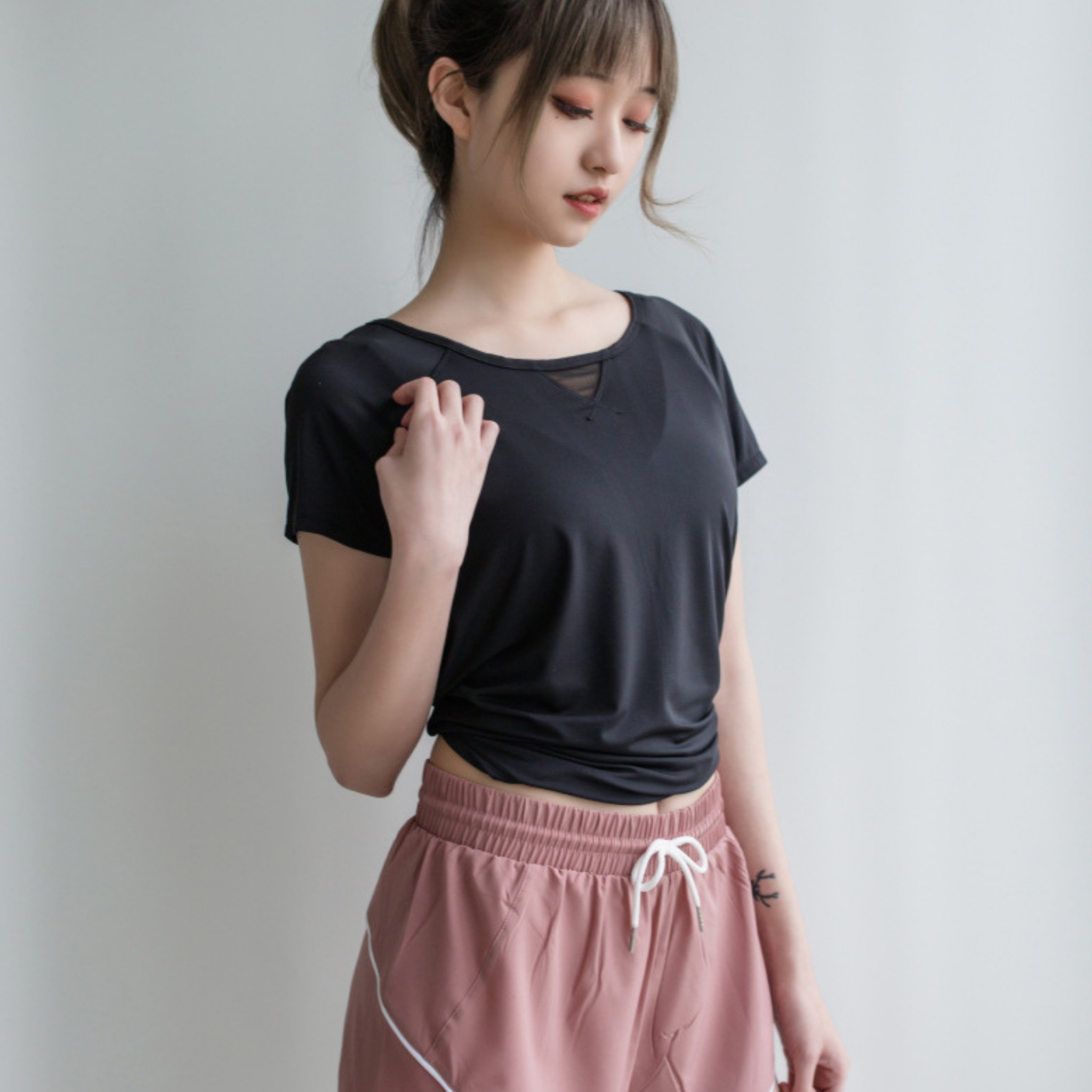 バックシースルートライアングル Tシャツ
