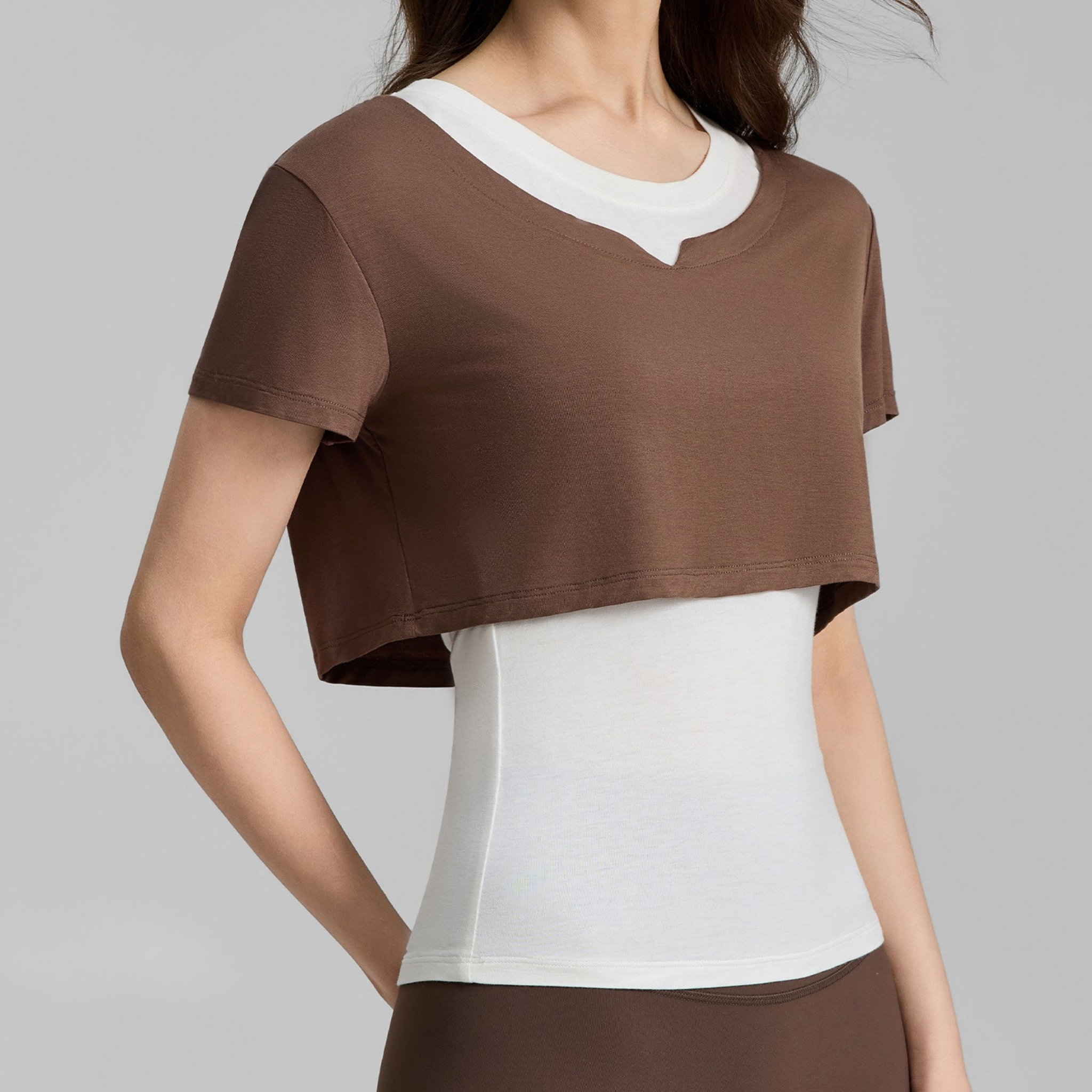 レイヤード風 スリムフィット ヨガTシャツ