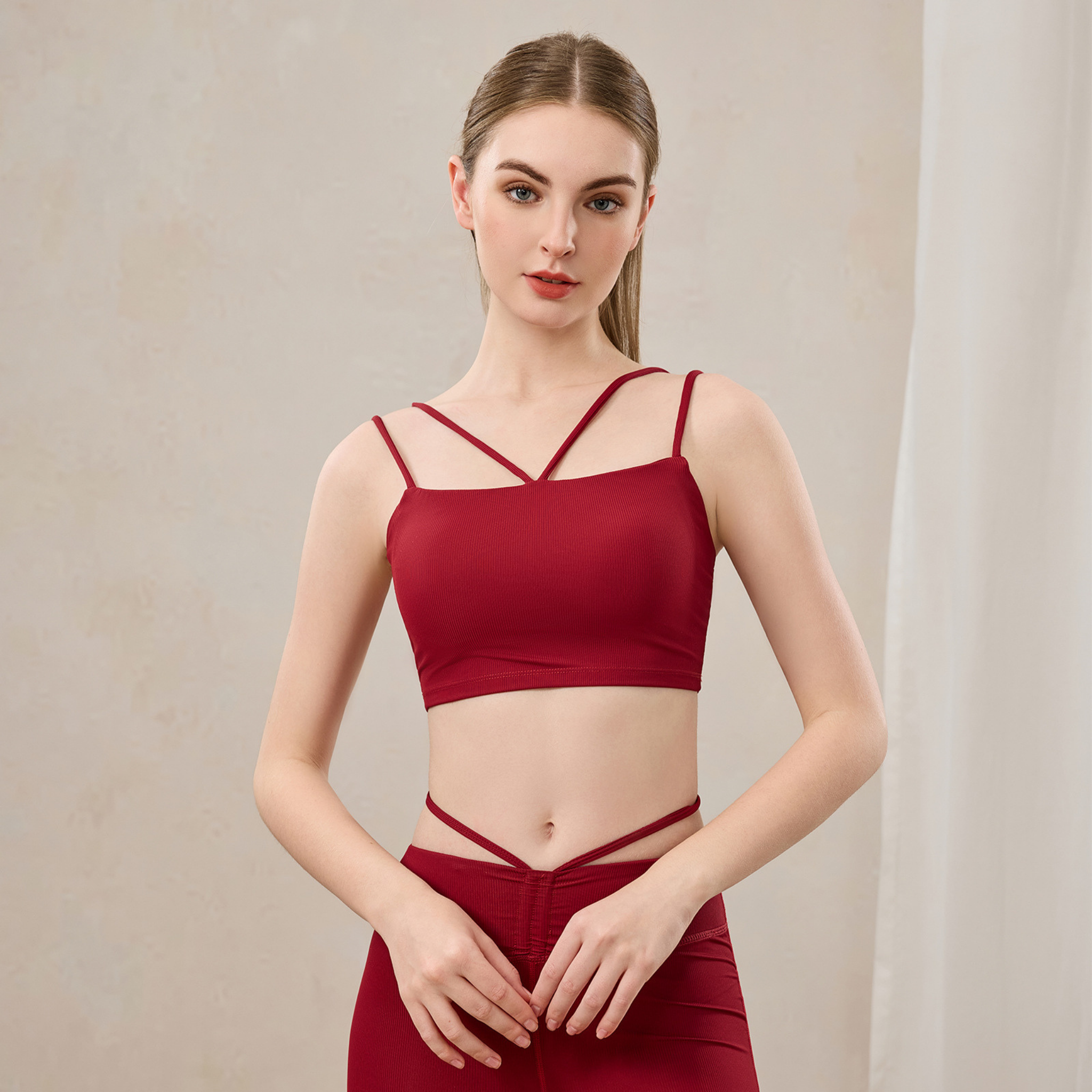 ダブルストラップ クロスデザイン スポーツブラ