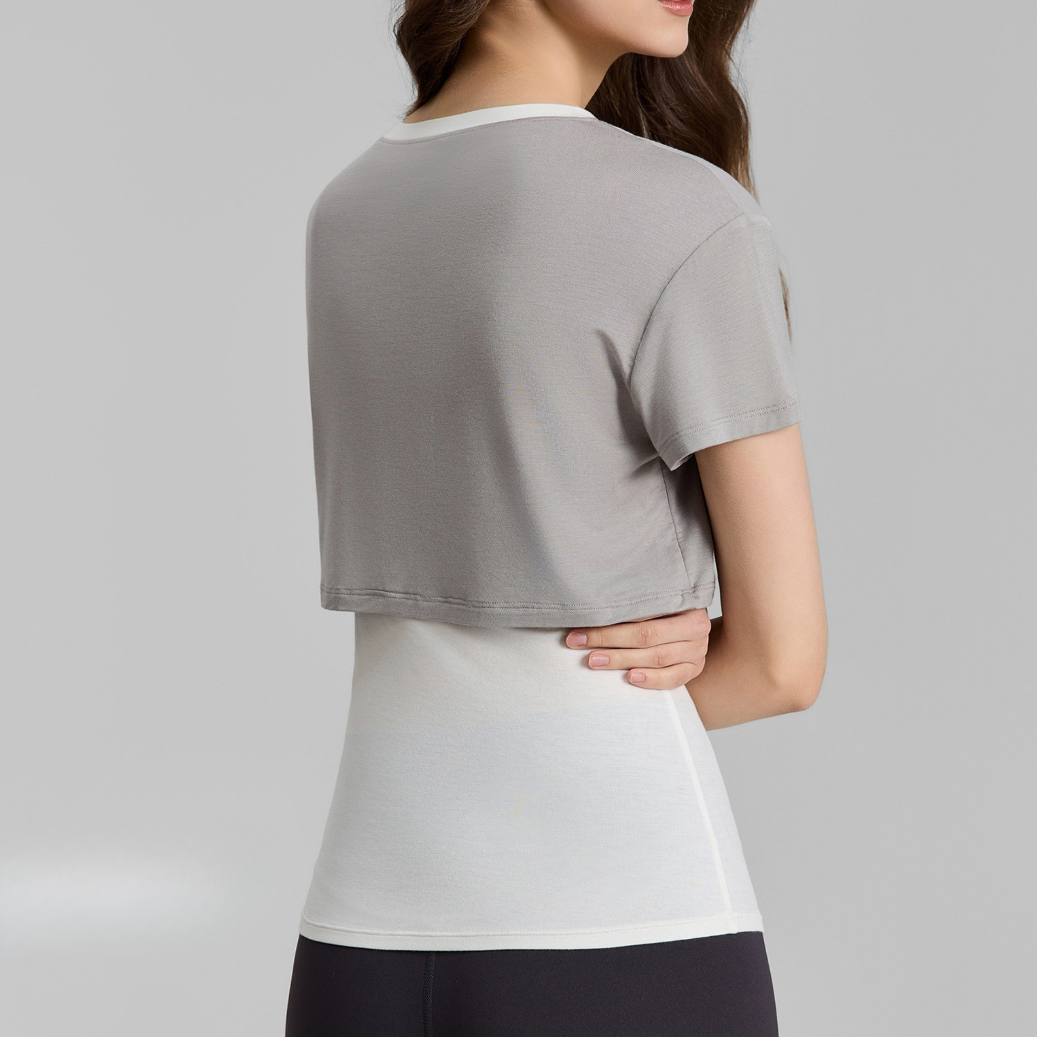 レイヤード風 スリムフィット ヨガTシャツ