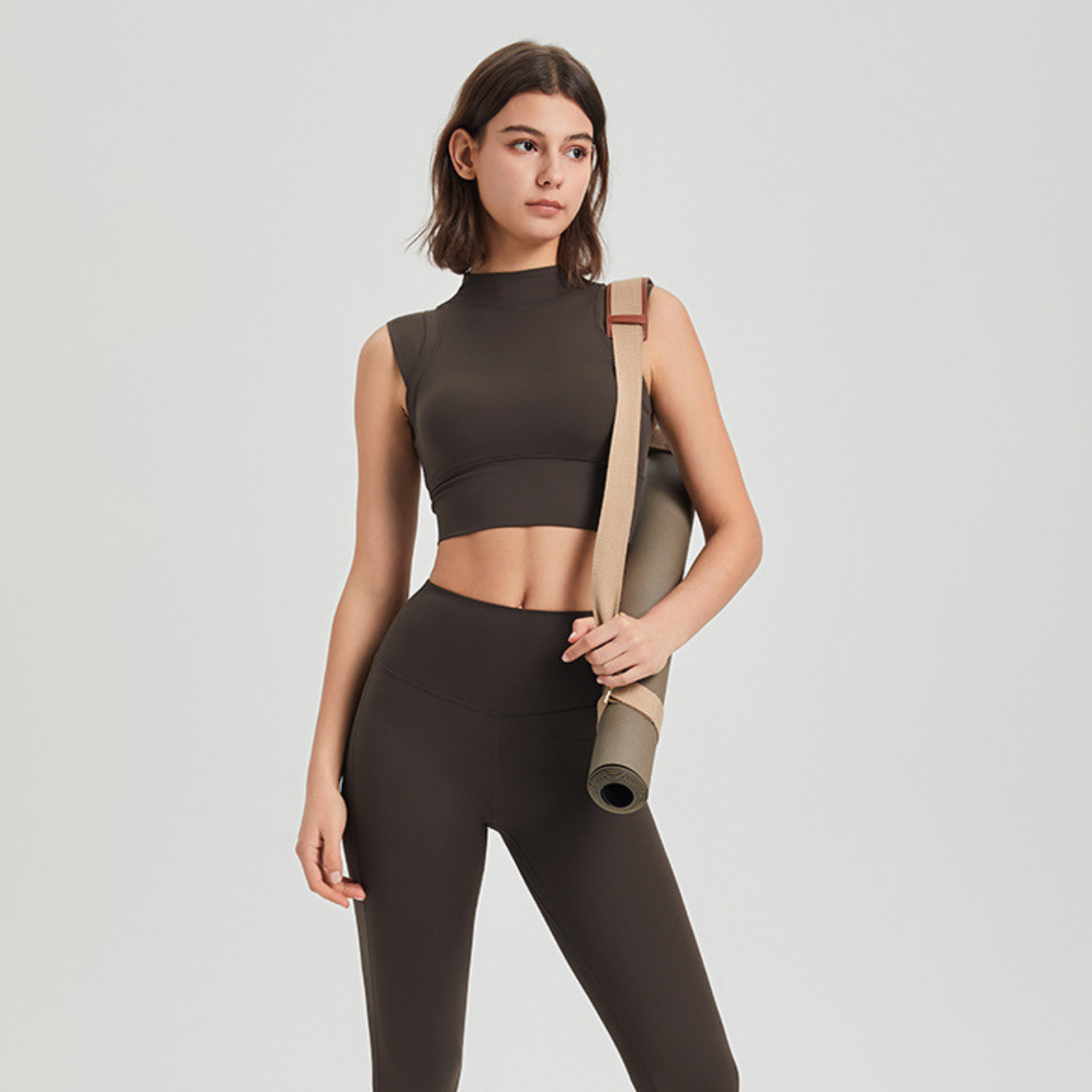 胸パッド付 クロップド ハイネック ノースリーブ