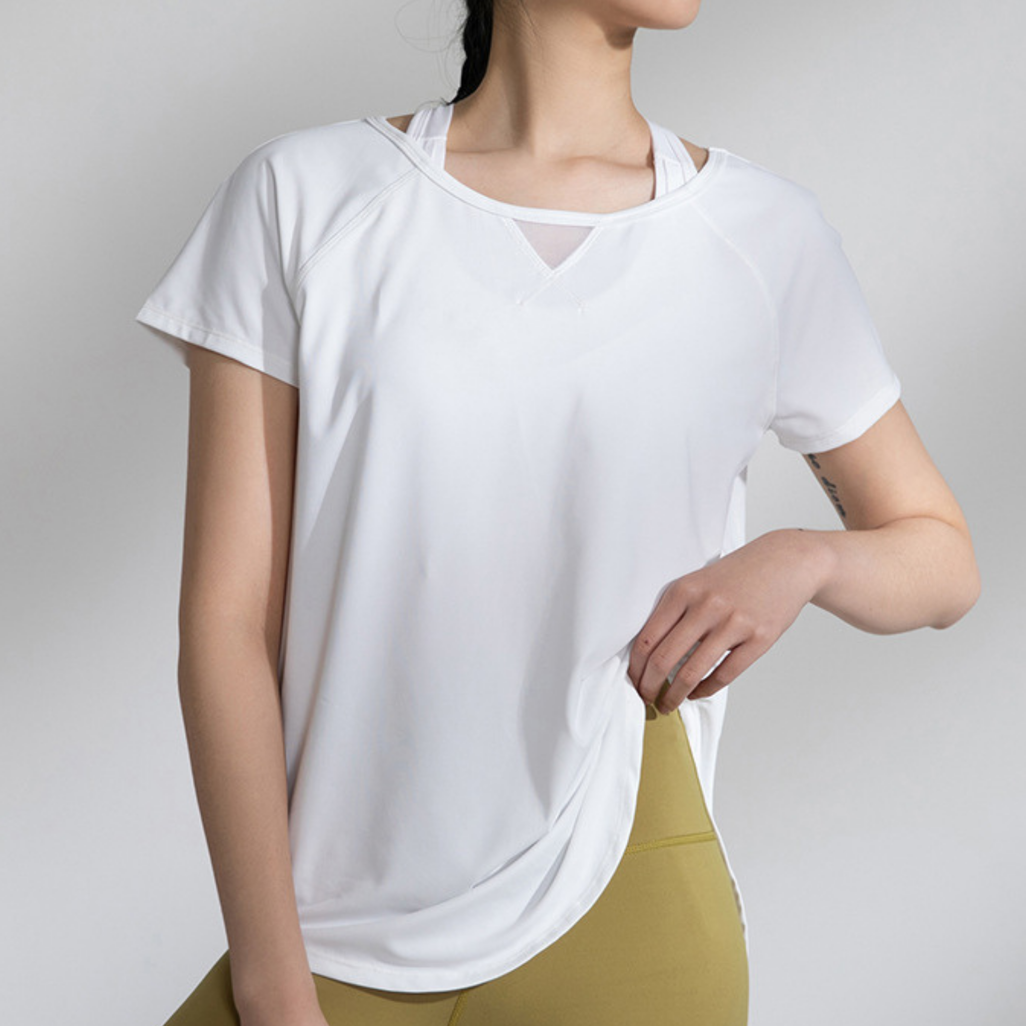 バックシースルートライアングル Tシャツ