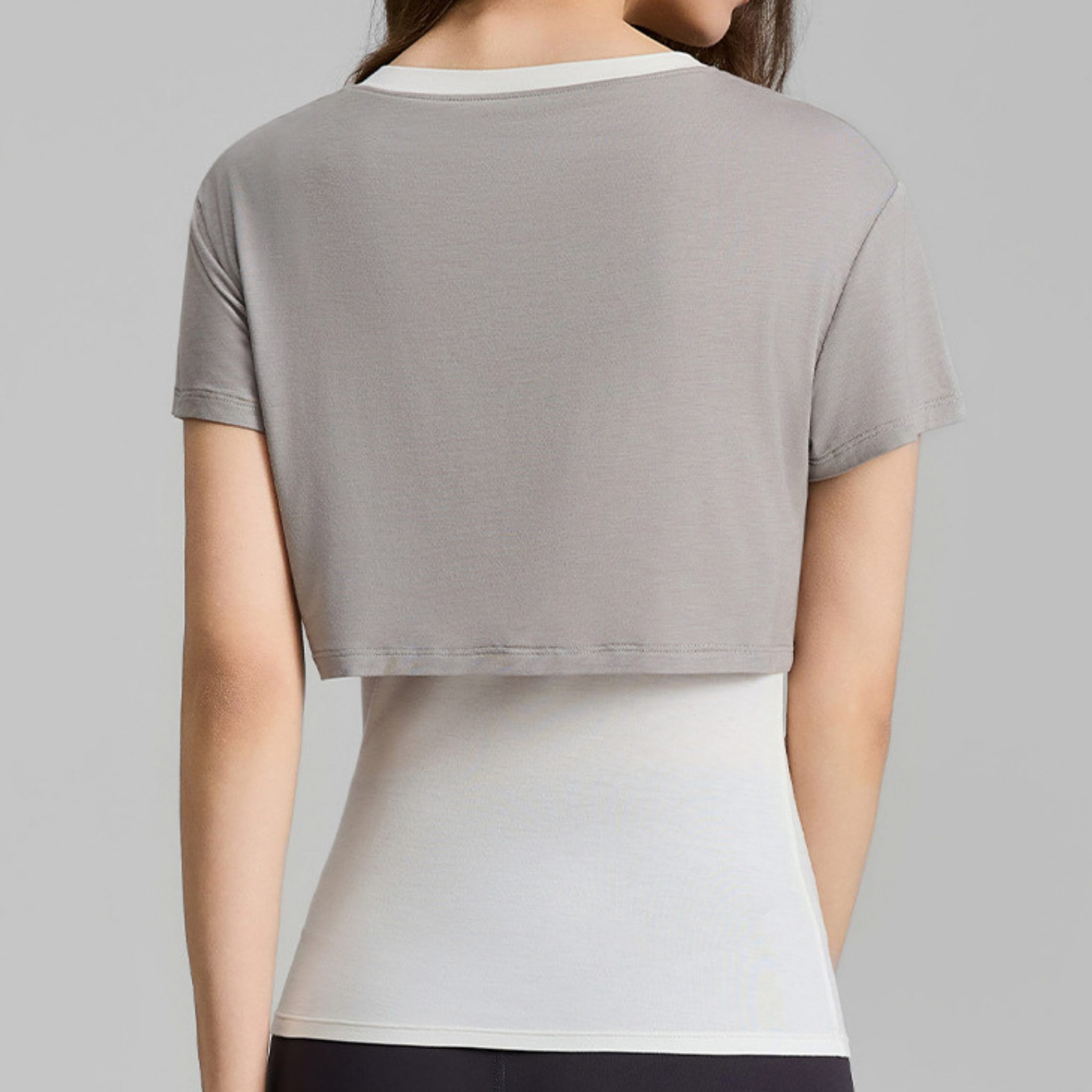 レイヤード風 スリムフィット ヨガTシャツ