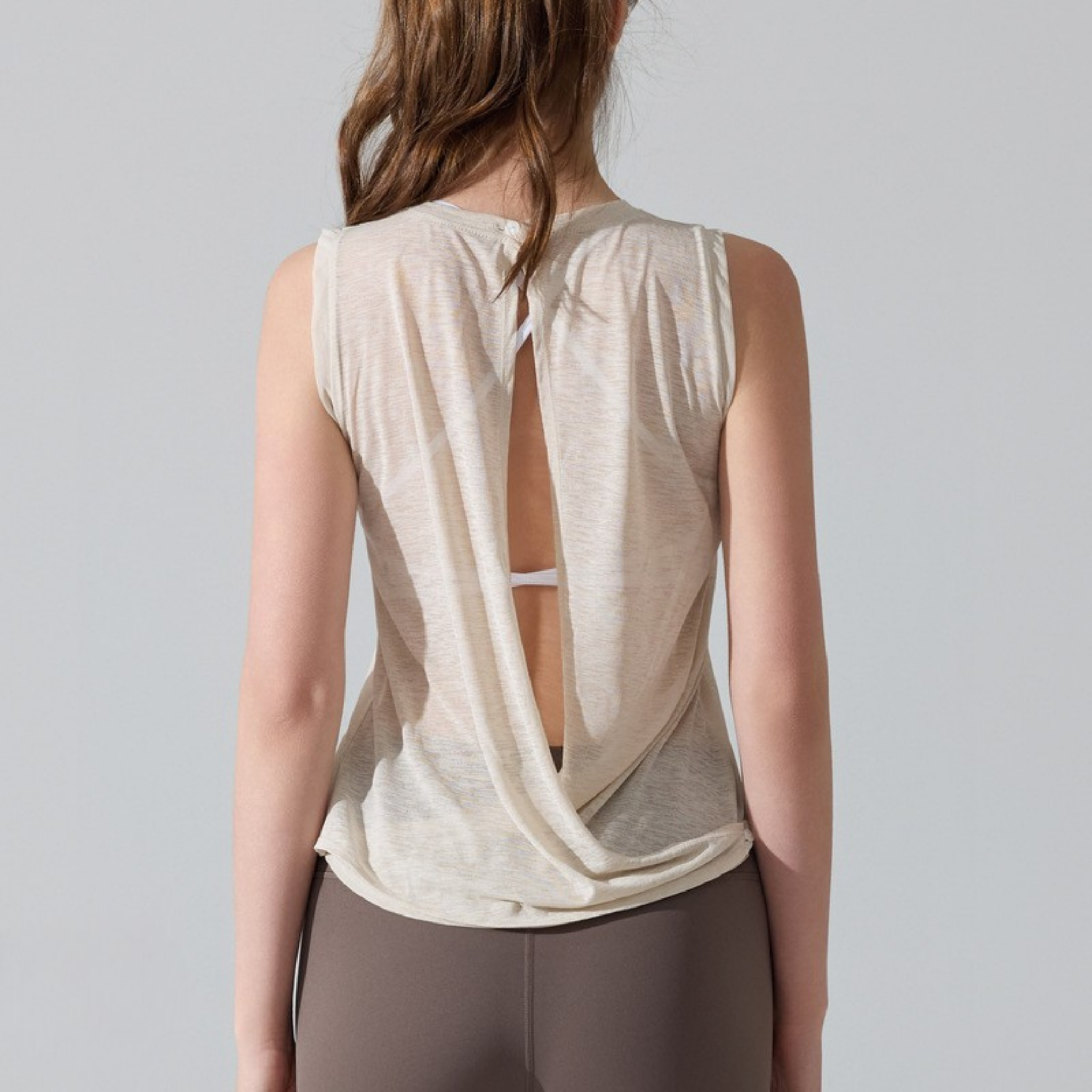 バックオープン シアーノースリーブトップス - LEANY