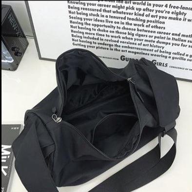 スポーティー ショルダーバッグ