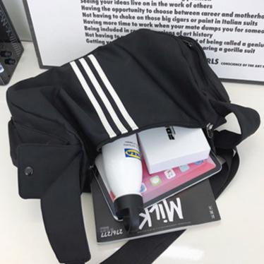 スポーティー ショルダーバッグ