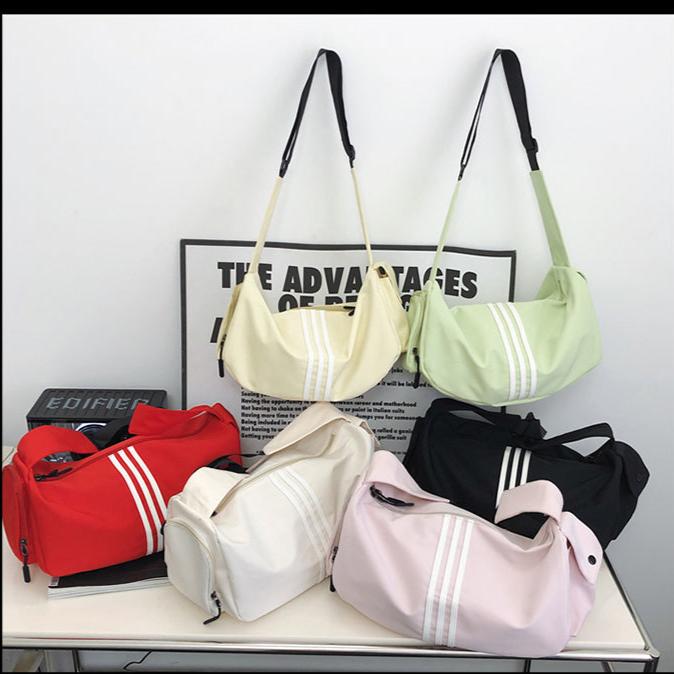 スポーティー ショルダーバッグ