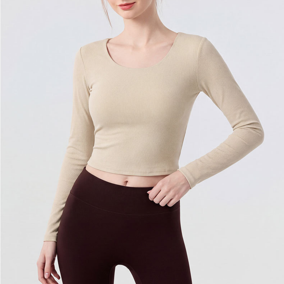 LEANY レースバック Uネック カップインロングスリーブトップス beige 正面斜めの着用イメージ