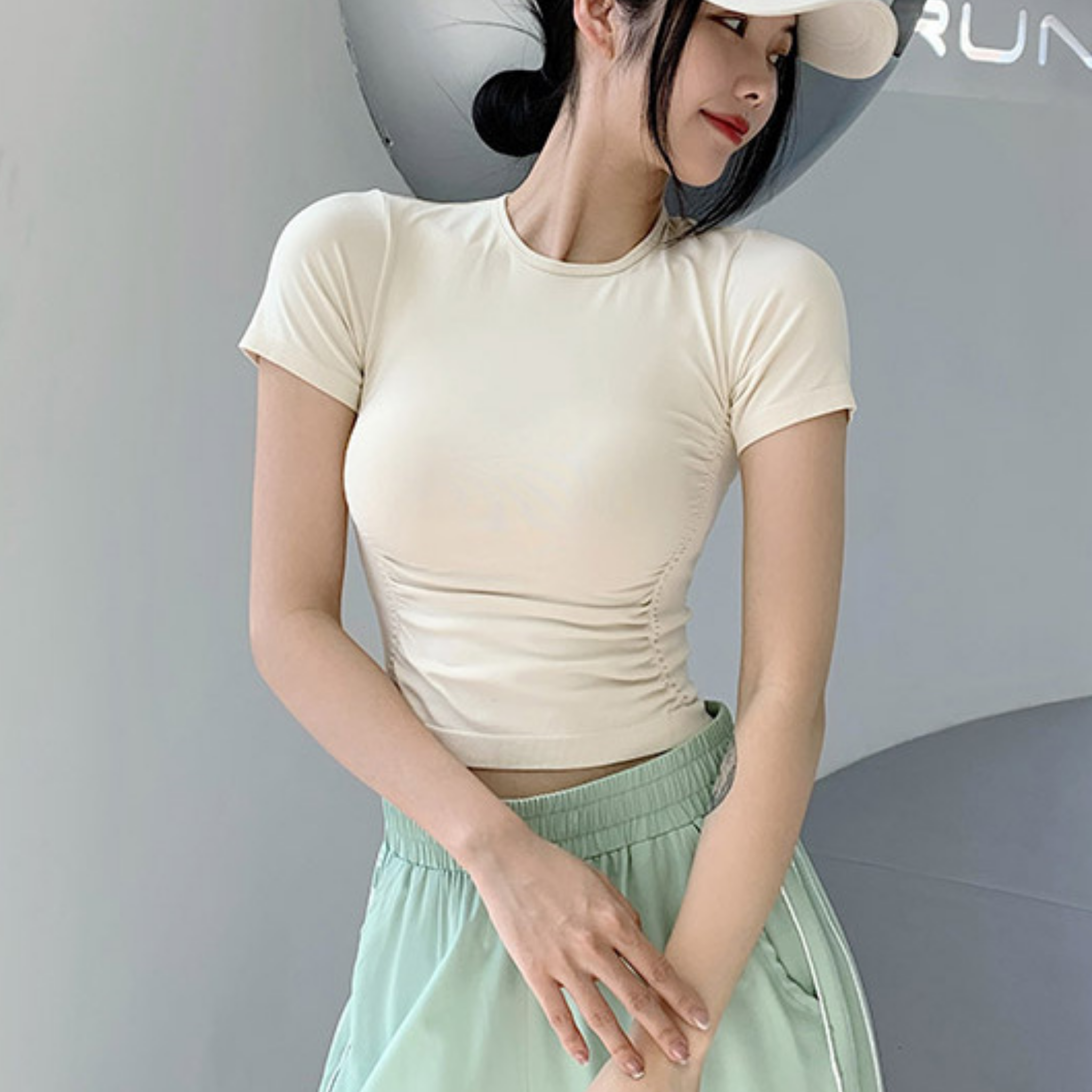 サイドプリーツ　スリムフィット　Tシャツ