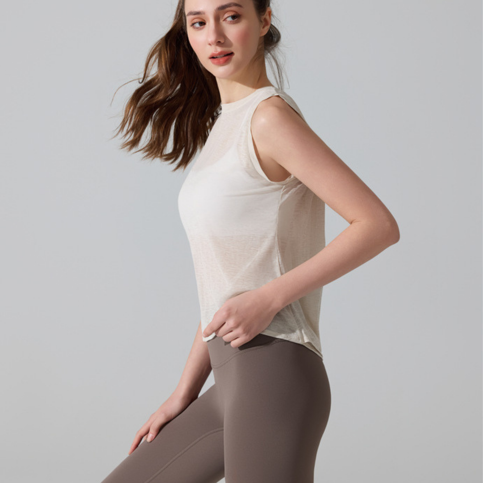 バックオープン　シアーノースリーブトップス - LEANY