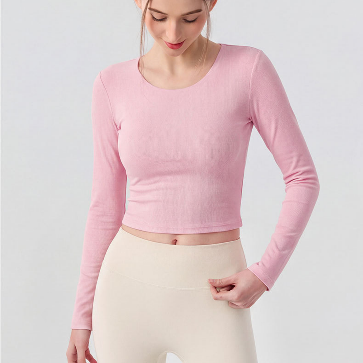LEANY レースバック Uネック カップインロングスリーブトップス pink 正面 Uネックの着用イメージ
