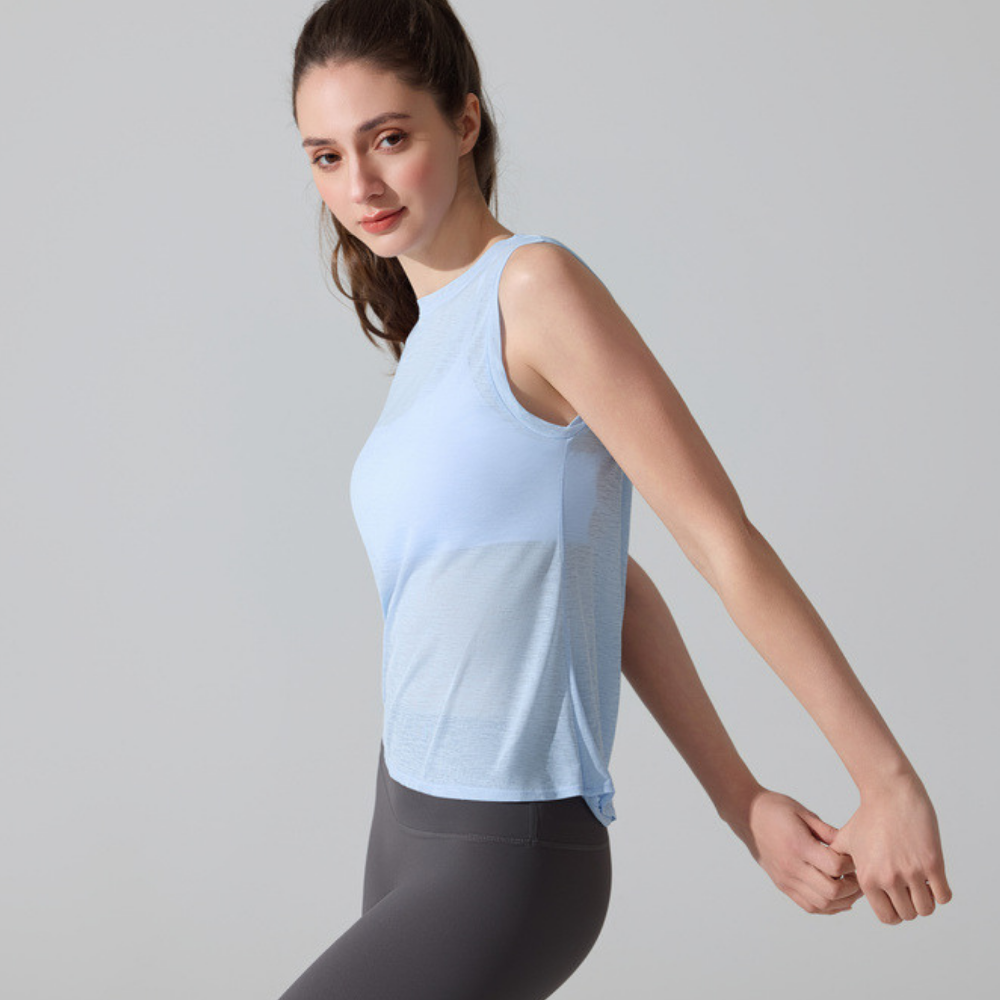 バックオープン　シアーノースリーブトップス - LEANY