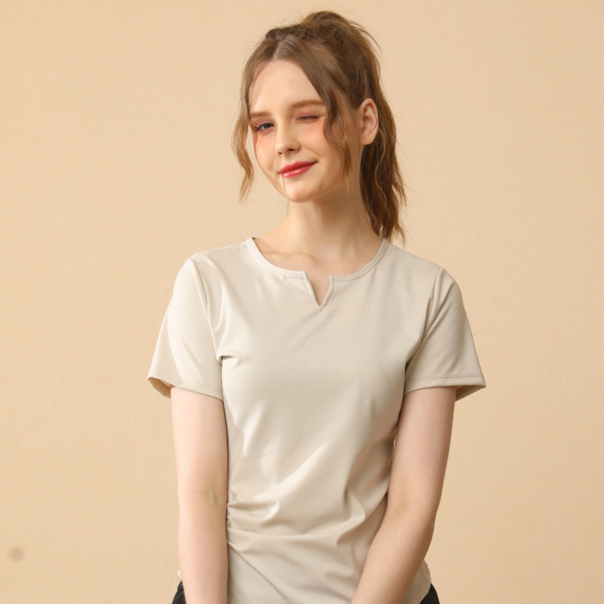 Vネック　スリムフィット　Tシャツ