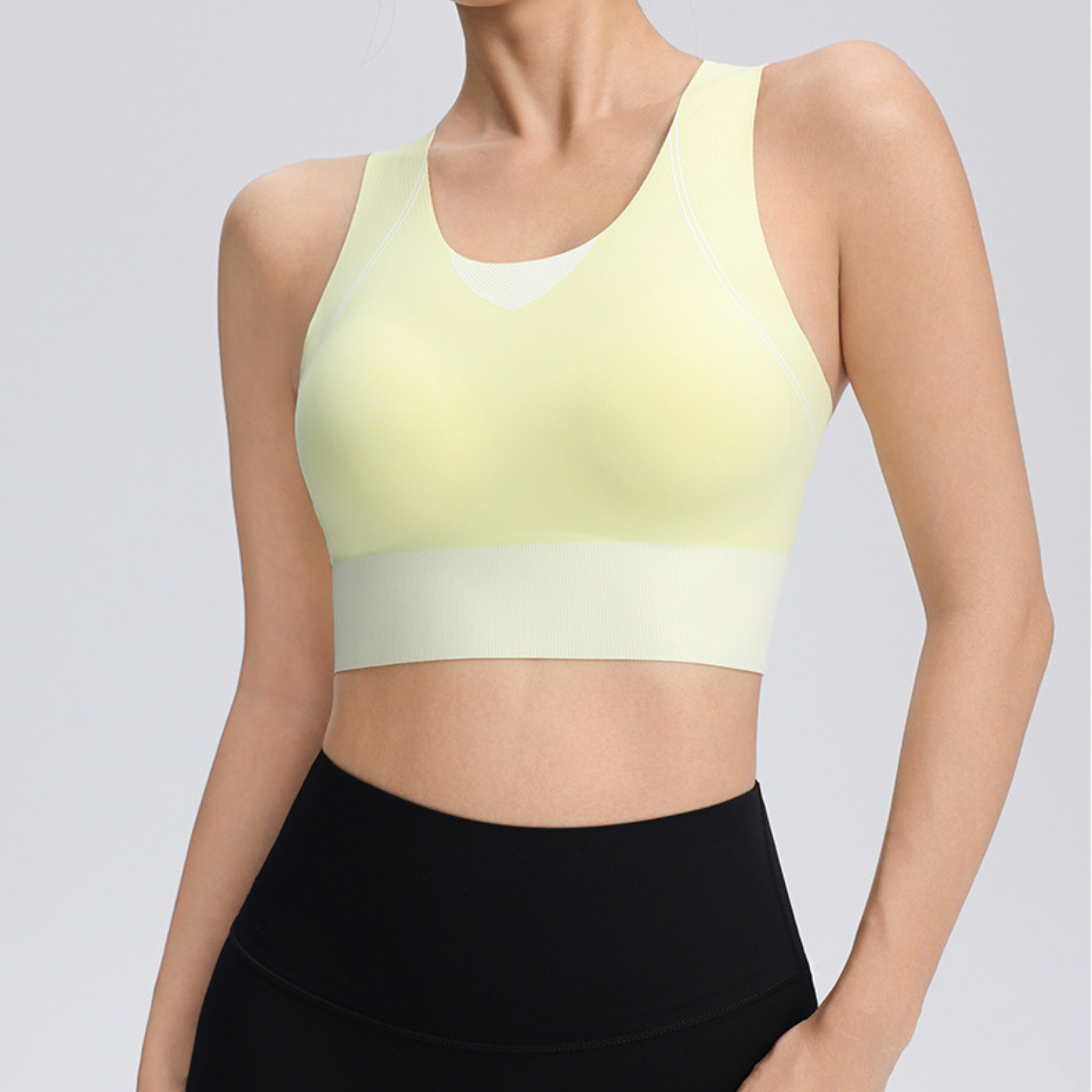 シームレス　ノーロード　スポーツブラ