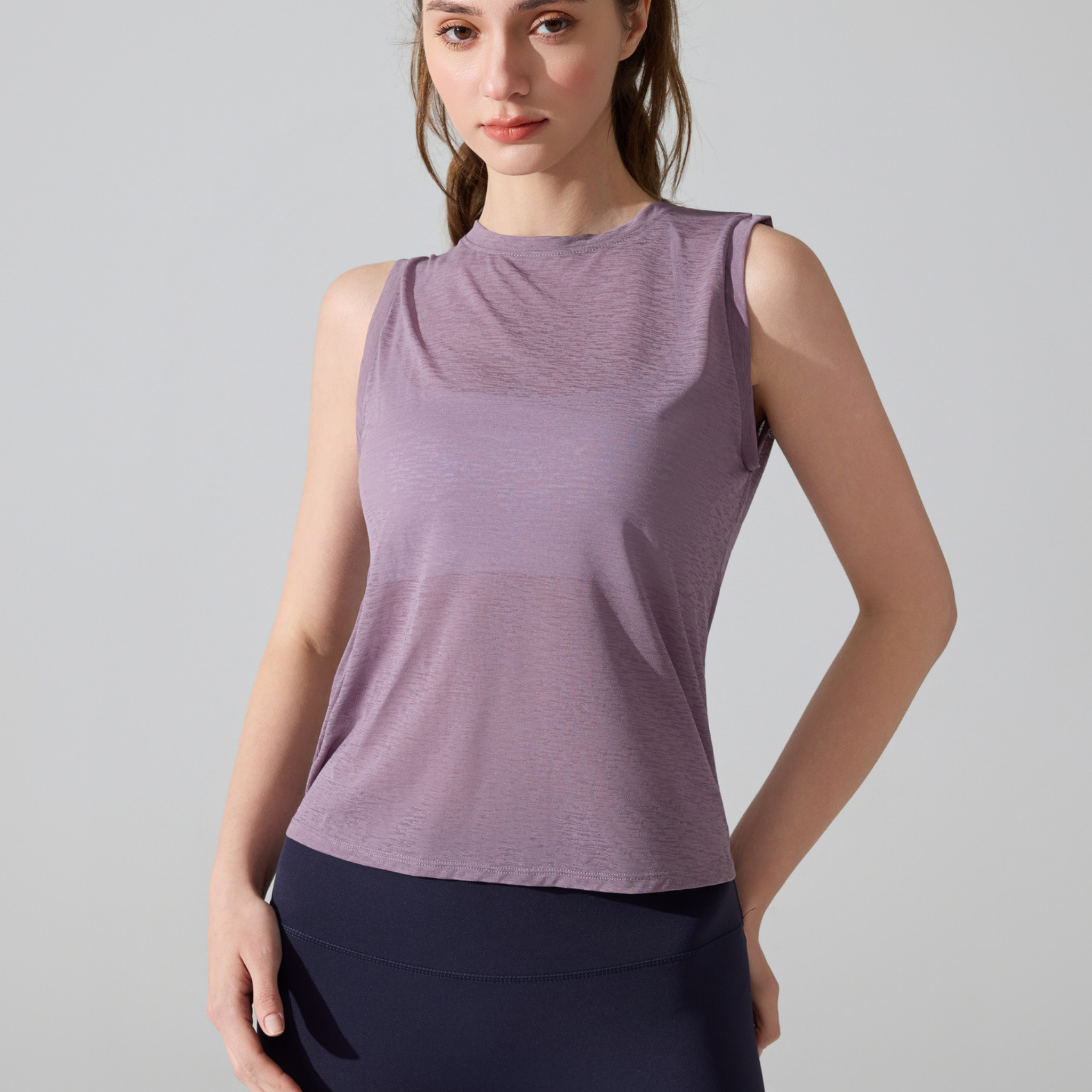 バックオープン　シアーノースリーブトップス - LEANY