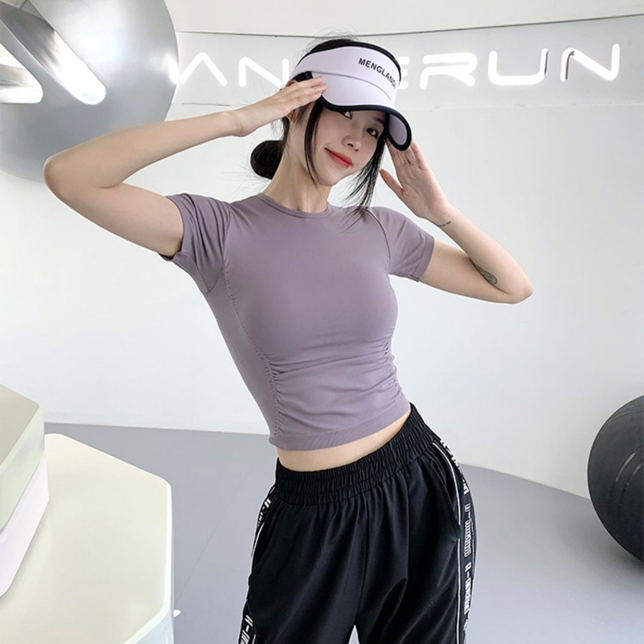 サイドプリーツ　スリムフィット　Tシャツ