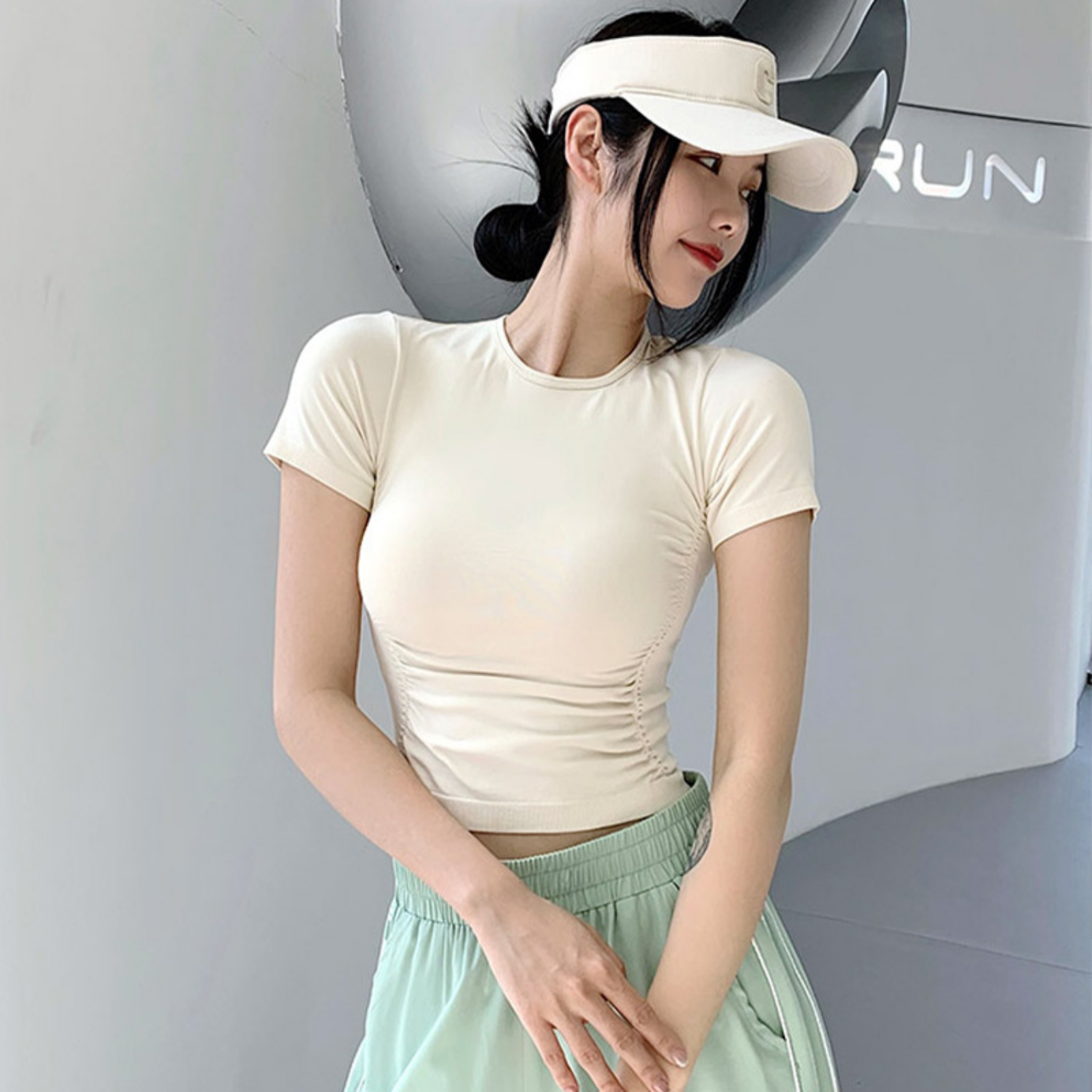 サイドプリーツ　スリムフィット　Tシャツ