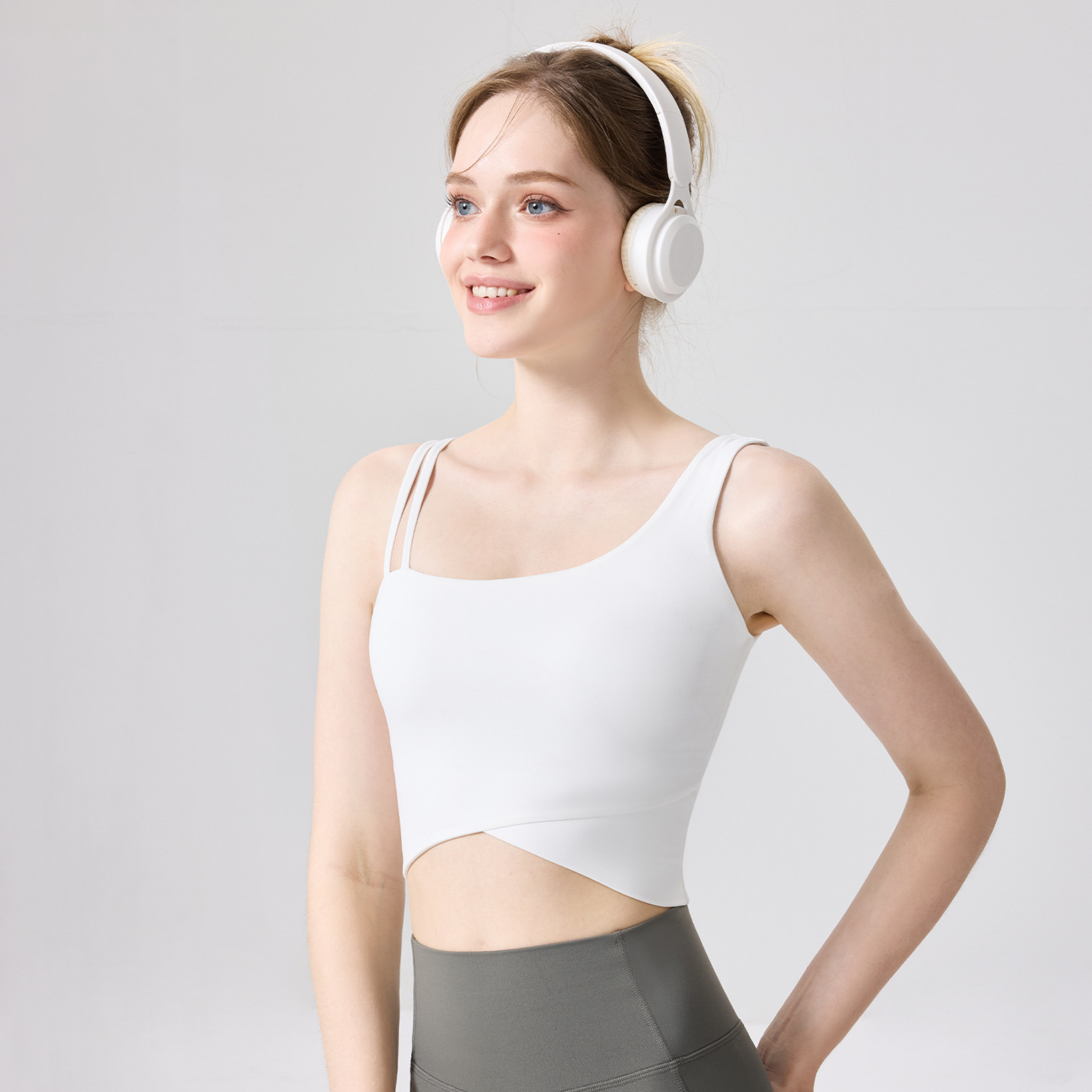 V字ウエスト　一体型カップ付き　スポーツブラ