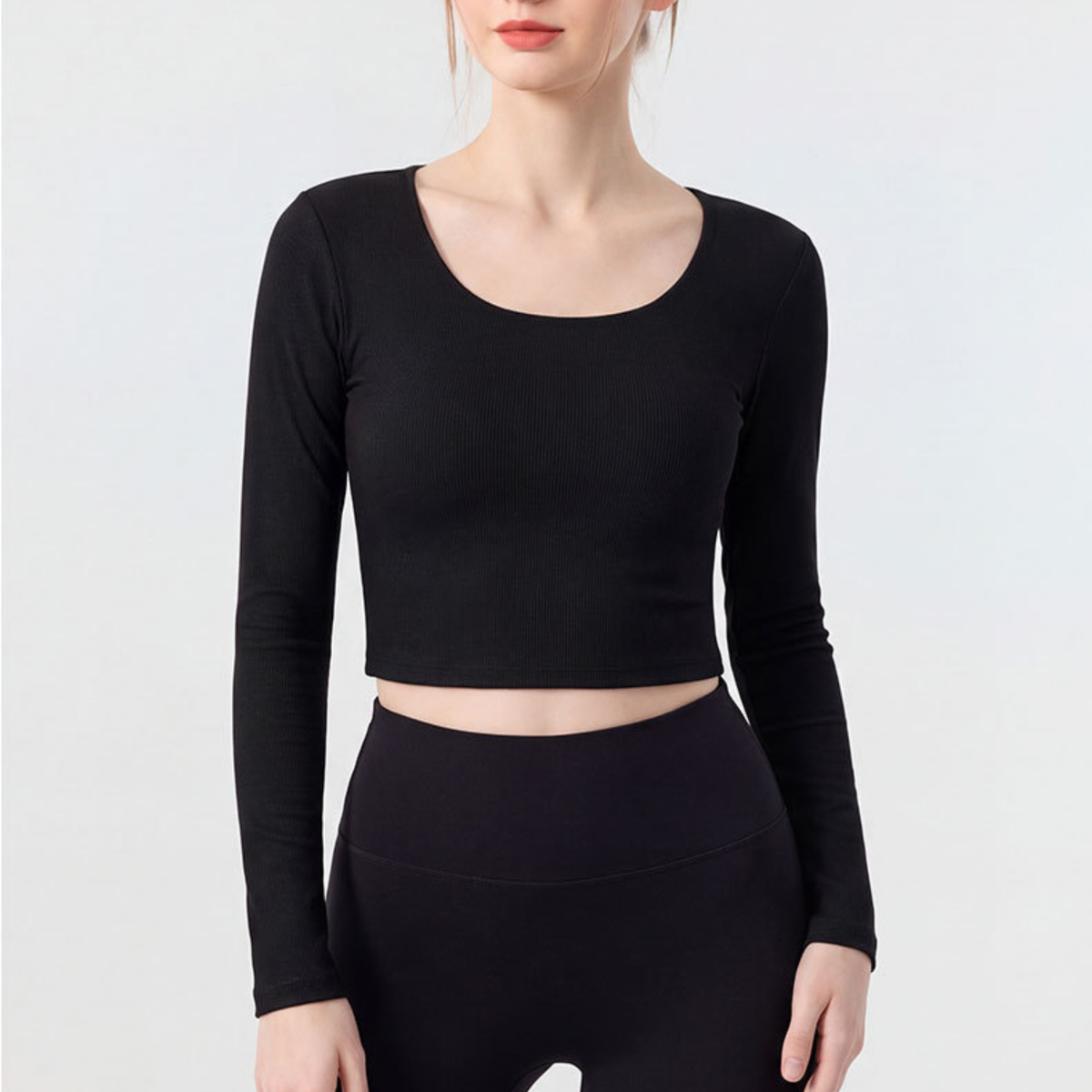 LEANY レースバック Uネック カップインロングスリーブトップス black 正面 Uネックとクロップド丈