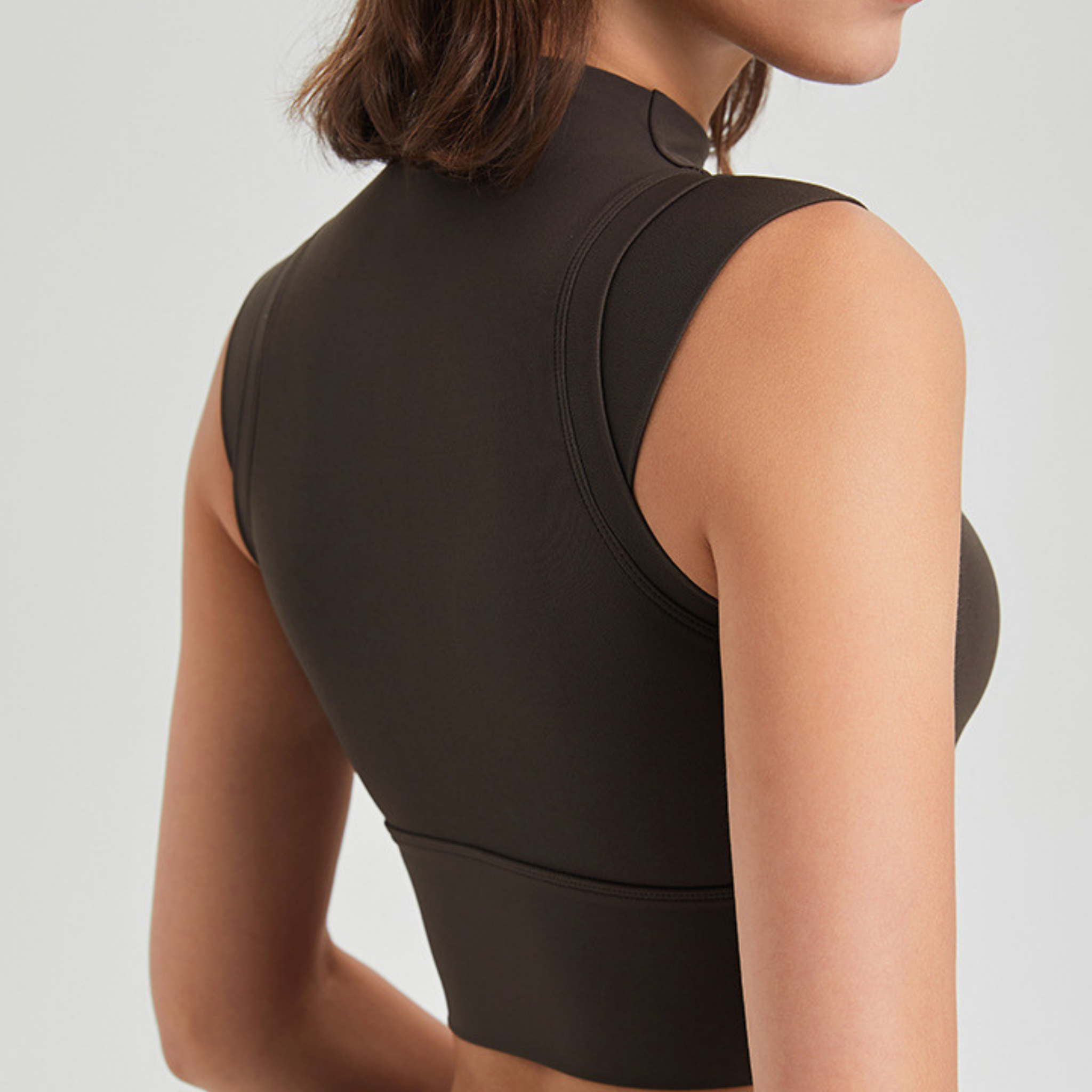 胸パッド付　クロップド　ハイネック　ノースリーブ