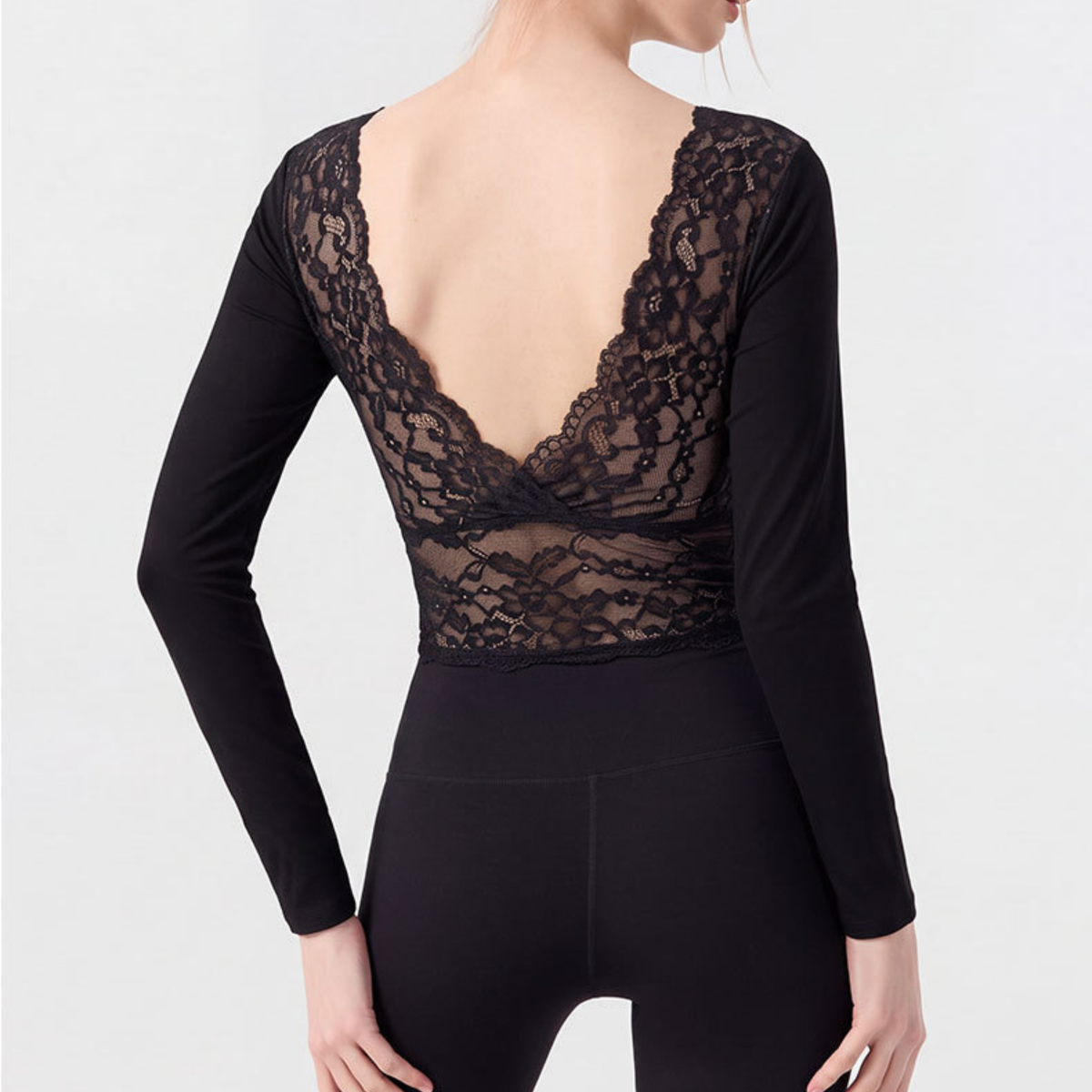LEANY レースバック Uネック カップインロングスリーブトップス black 背面 深いVラインのフラワーレース