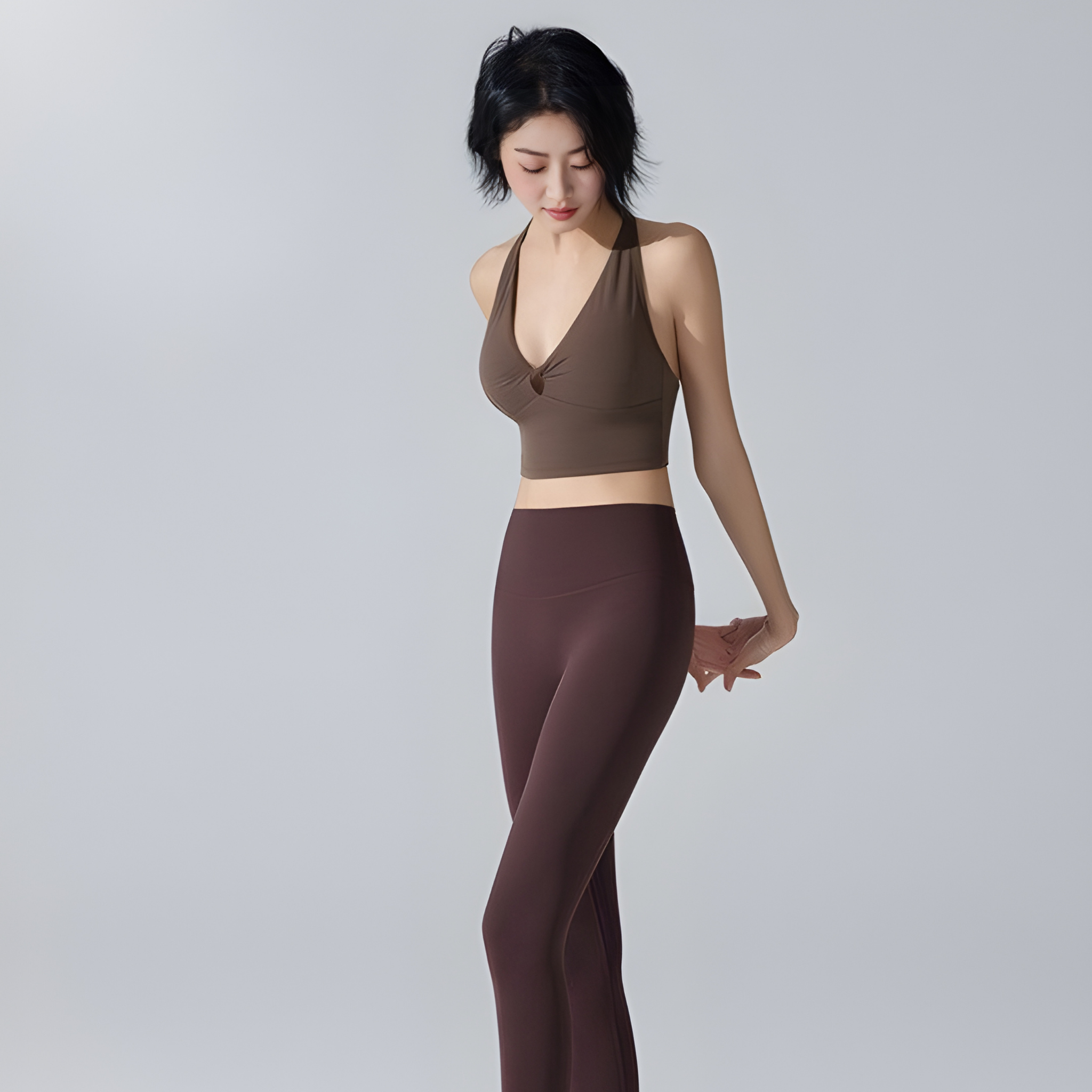 フロントツイスト　ホルターネック　スポーツブラ
