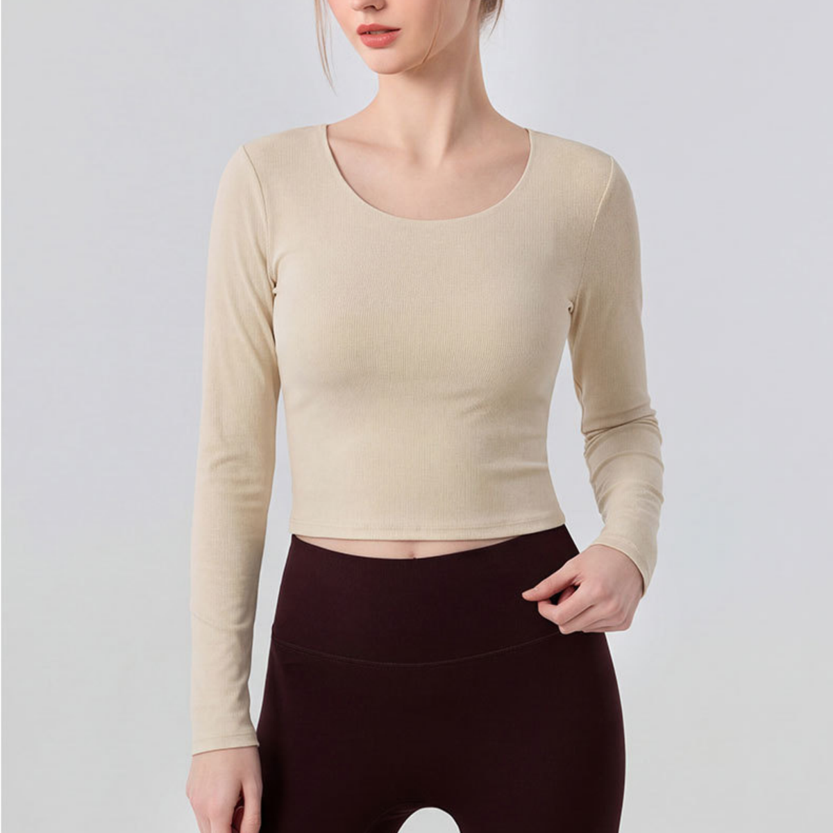 LEANY レースバック Uネック カップインロングスリーブトップス beige 正面 Uネックの着用イメージ
