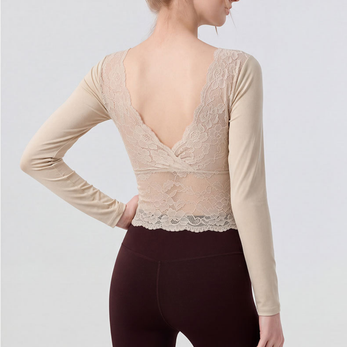 LEANY レースバック Uネック カップインロングスリーブトップス beige 背面 花柄レースと深いVライン